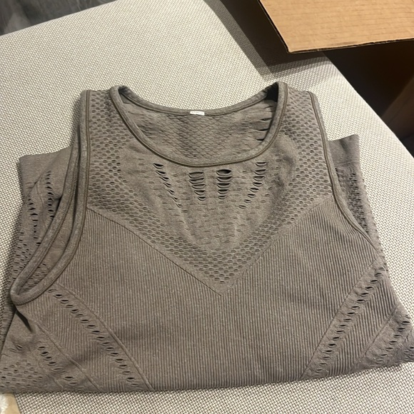 Alo tank top - Picture 2 of 4